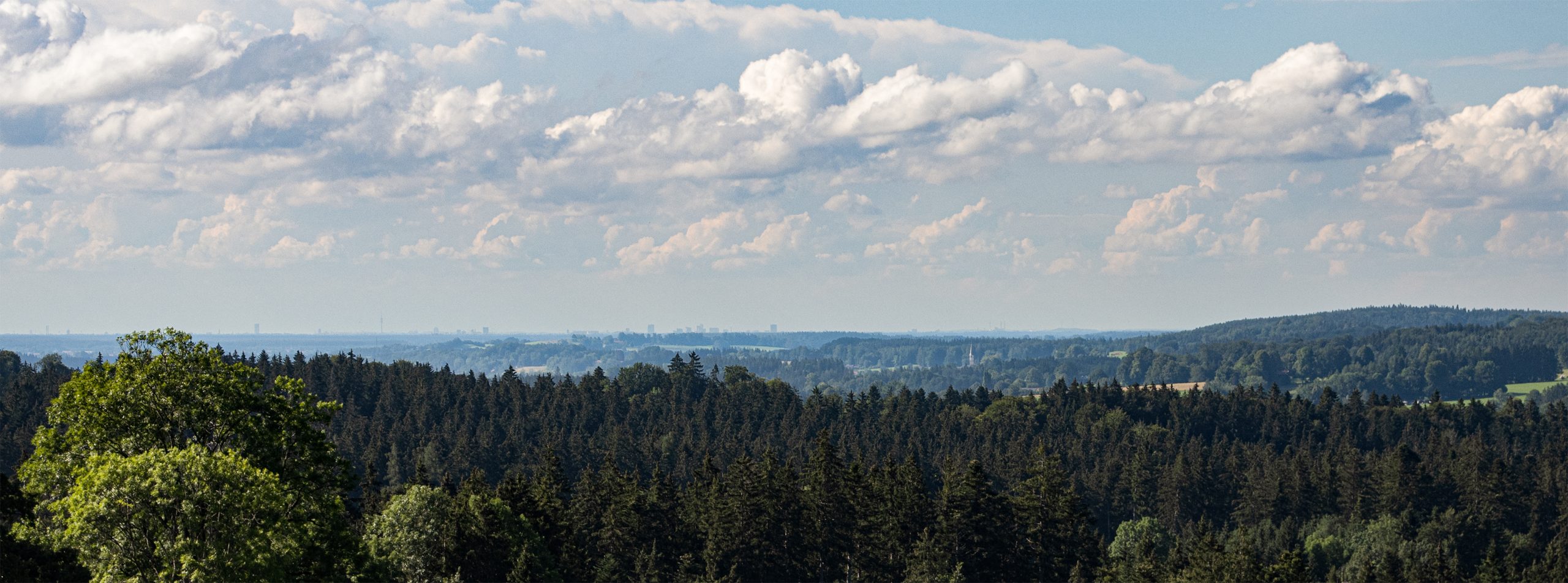🇩🇪 Miesbacher Land: „Logenblick“ nach München von der Parsberger Höhe (12.07.24)