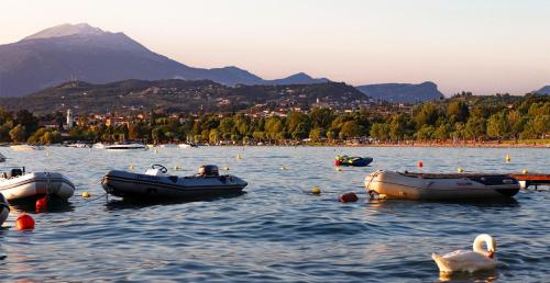 Lazise_Gardasee_Sonnenuntergang_Nordblick_Weinhügel_Monte_Baldo_Gardaseeberge_Sommer_Schwan Kopie